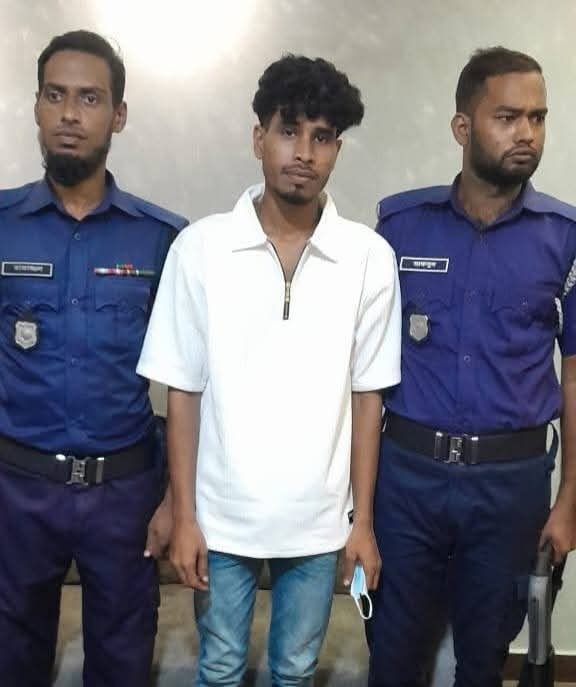 হাটহাজারী মাদ্রাসার সামনে অশ্লীল অঙ্গিভঙ্গি, যুবক গ্রেপ্তার – দৈনিক আজাদী হাটহাজারী মাদ্রাসার সামনে অশ্লীল অঙ্গিভঙ্গি, যুবক গ্রেপ্তার – দৈনিক আজাদী