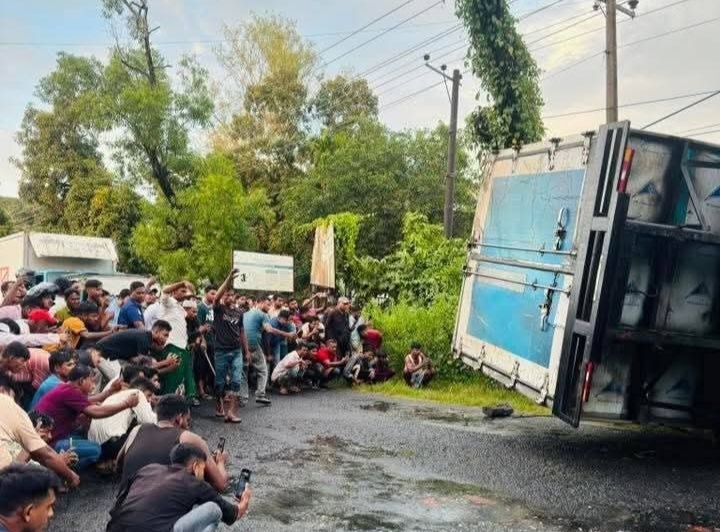 চকরিয়ায় কাভার্ডভ্যানের সঙ্গে সংঘর্ষে মোটরসাইকেল আরোহী যুবক নিহত – দৈনিক আজাদী