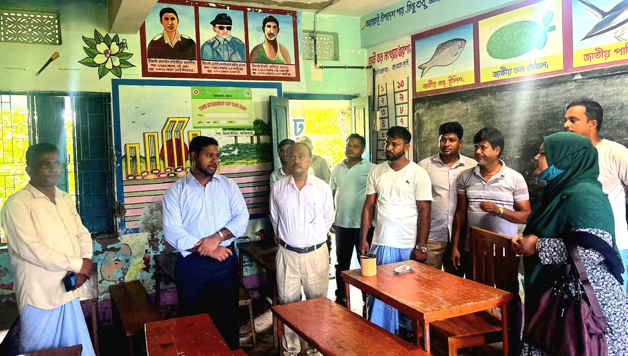 হাটহাজারীর দুর্ঘটনা কবলিত সেই স্কুলটি পরিদর্শনে ইউএনও – দৈনিক আজাদী