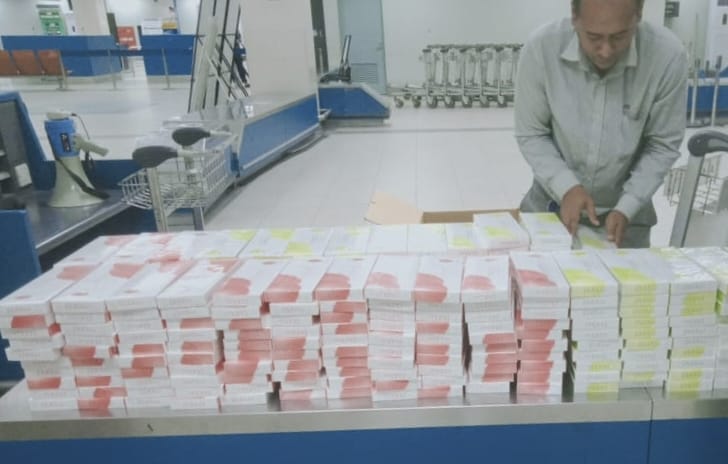 চট্টগ্রাম বিমানবন্দরে সিগারেট ও বিউটি ক্রিম জব্দ – দৈনিক আজাদী চট্টগ্রাম বিমানবন্দরে সিগারেট ও বিউটি ক্রিম জব্দ – দৈনিক আজাদী