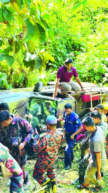 সাজেকে নিয়ন্ত্রণ হারিয়ে বিজিবির গাড়ি খাদে, আহত ২ – দৈনিক আজাদী