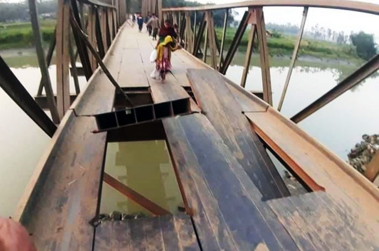 সাতকানিয়ায় ডলুনদীর বেইলি ব্রিজের পাটাতন ভেঙে সড়ক যোগাযোগ বিচ্ছিন্ন