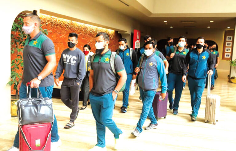 বাবর-শোয়েব মালিক ছাড়া ঢাকায় পাকিস্তান দল বাবর-শোয়েব মালিক ছাড়া ঢাকায় পাকিস্তান দল