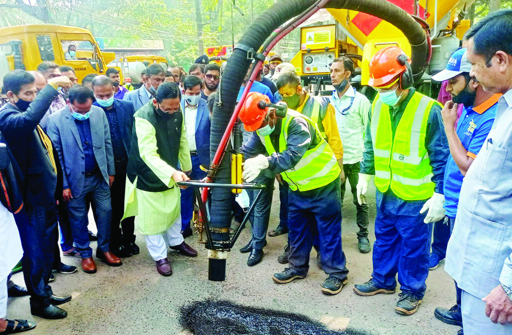 চট্টগ্রামে ভাঙা রাস্তা সংস্কারে আধুনিক প্রযুক্তি উদ্বোধন – দৈনিক আজাদী