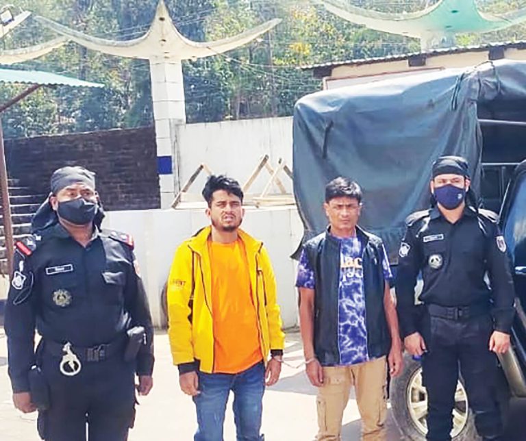 টেকনাফে পুতিয়া বাহিনীর দুই সদস্য গ্রেপ্তার টেকনাফে পুতিয়া বাহিনীর দুই সদস্য গ্রেপ্তার