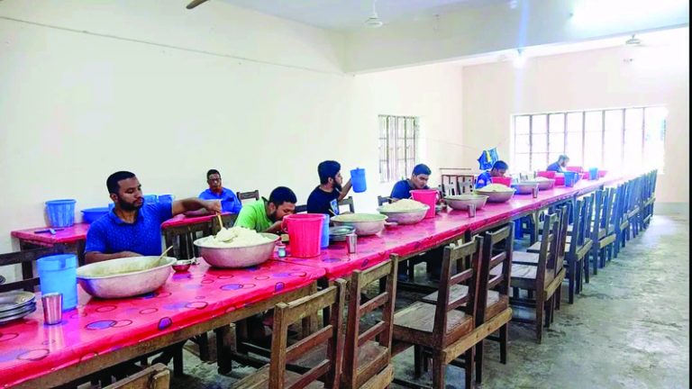 বাকির ভারে জর্জরিত হলের ডাইনিং বাকির ভারে জর্জরিত হলের ডাইনিং