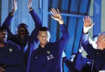 প্যারিসে উষ্ণ সংবর্ধনা পেলেন এমবাপেরাও