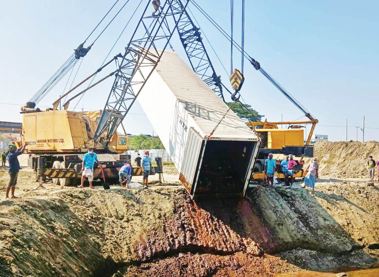 প্রথম দিনে ধ্বংস করা হল ২৫ কন্টেনার পণ্য প্রথম দিনে ধ্বংস করা হল ২৫ কন্টেনার পণ্য
