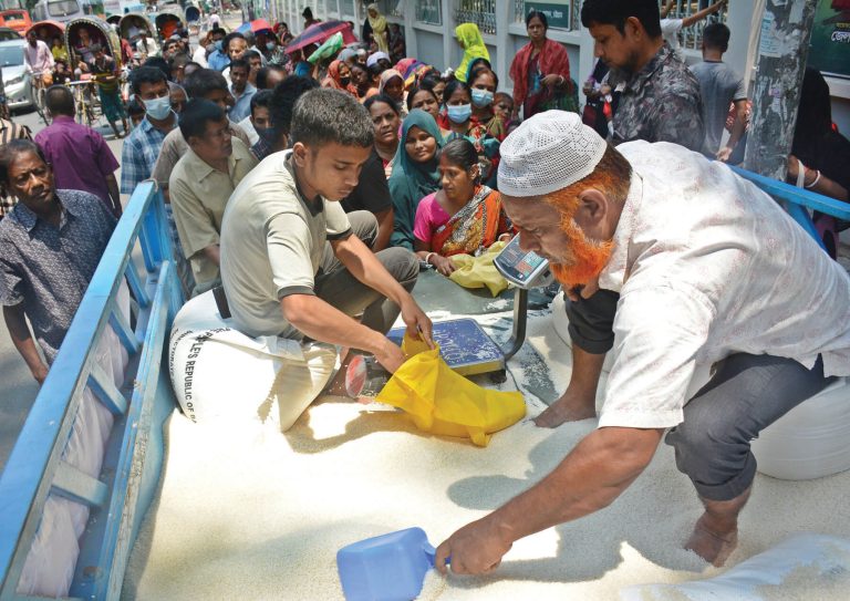 ওএমএসের চাল কিনতে বাড়ছে ভিড় ওএমএসের চাল কিনতে বাড়ছে ভিড়