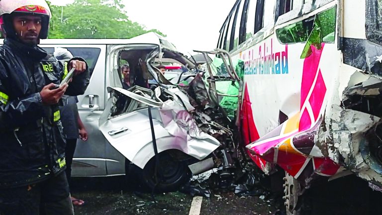হাটহাজারীতে বাস-মাইক্রো মুখোমুখি সংঘর্ষ, আহত ২০ হাটহাজারীতে বাস-মাইক্রো মুখোমুখি সংঘর্ষ, আহত ২০