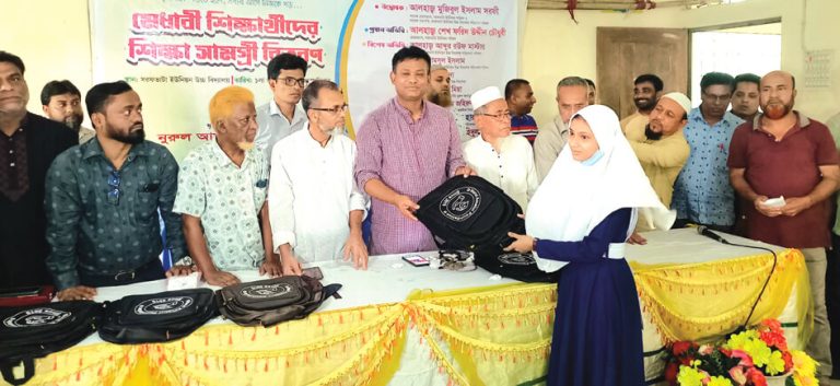 সরফভাটায় নুরুল আমাতুল ফাউন্ডেশনের শিক্ষাসামগ্রী বিতরণ সরফভাটায় নুরুল আমাতুল ফাউন্ডেশনের শিক্ষাসামগ্রী বিতরণ