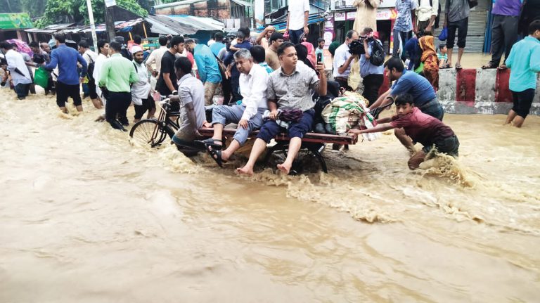 আধা কিলোমিটারে কোমর পানি, তীব্র স্রোত আধা কিলোমিটারে কোমর পানি, তীব্র স্রোত