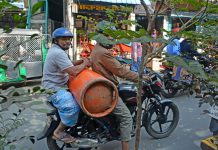 সংকট সামাল দিতে