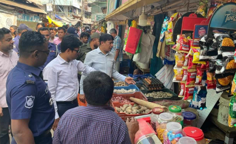 কাপ্তাইয়ে ৩ দোকানিকে ৮ হাজার টাকা জরিমানা কাপ্তাইয়ে ৩ দোকানিকে ৮ হাজার টাকা জরিমানা