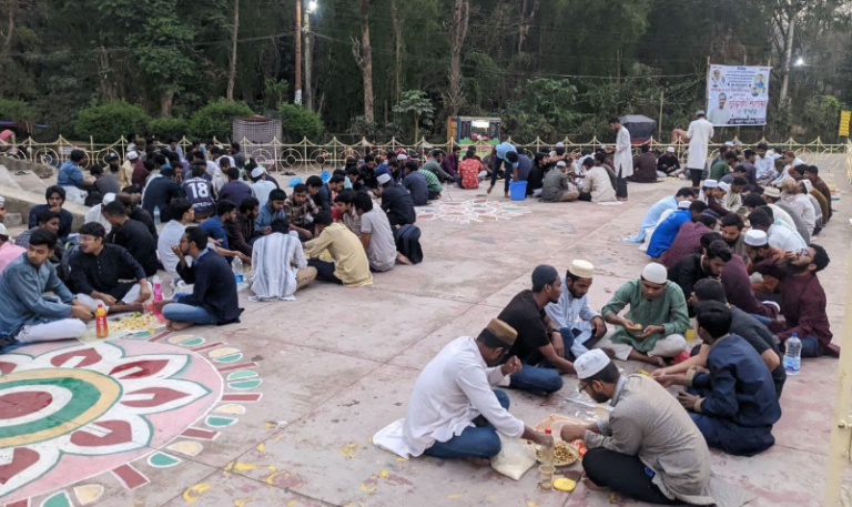 ইফতার মাহফিল নিষিদ্ধের প্রতিবাদে চবিতে গণ ইফতার কর্মসূচি ইফতার মাহফিল নিষিদ্ধের প্রতিবাদে চবিতে গণ ইফতার কর্মসূচি