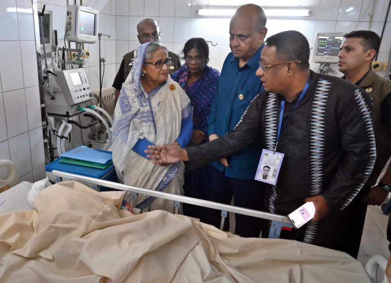 গুরুতর আহত ছাত্রলীগ নেতাদের দেখতে গেলেন প্রধানমন্ত্রী গুরুতর আহত ছাত্রলীগ নেতাদের দেখতে গেলেন প্রধানমন্ত্রী