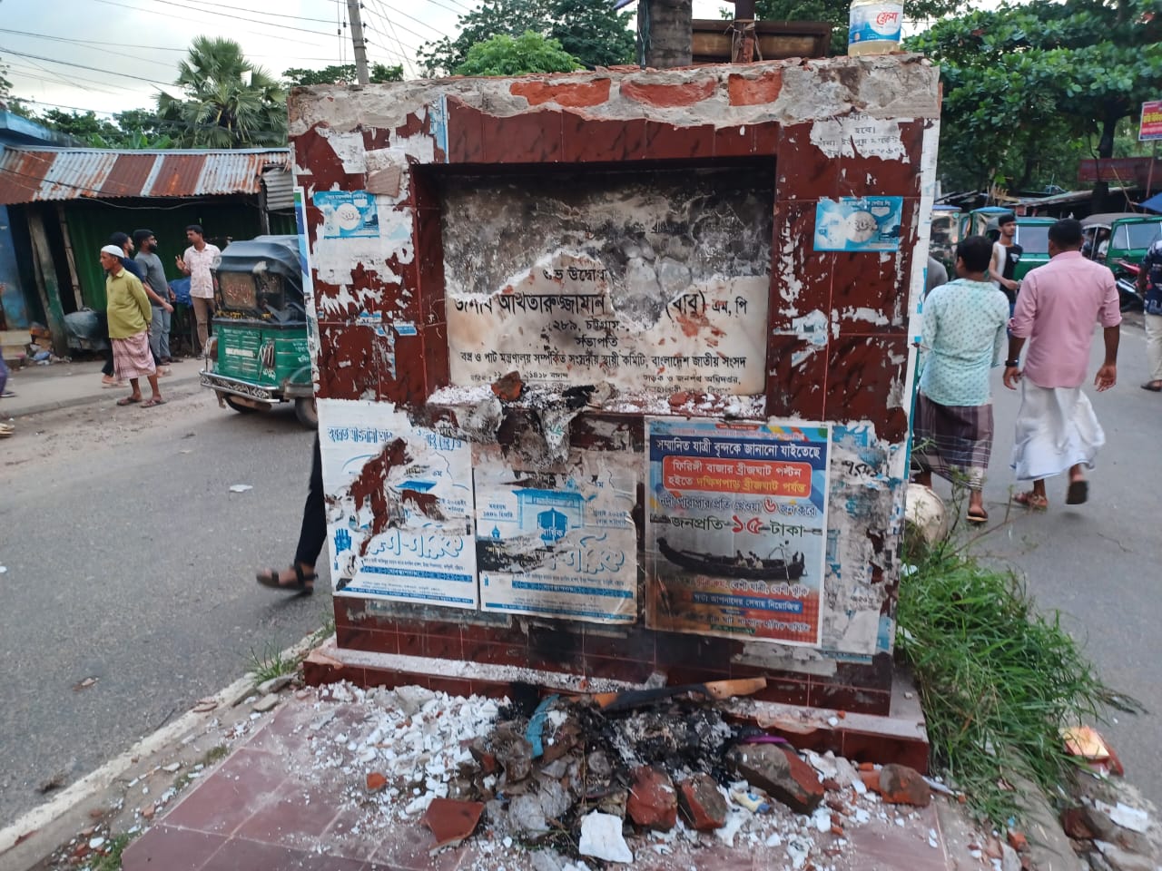 কর্ণফুলীতে পুলিশ বক্স ভাঙচুর, আখতারুজ্জামান চত্বরে আগুন – দৈনিক আজাদী