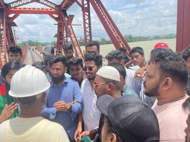 বিশ দিনের মধ্যে কালুরঘাট সেতুতে যানচলাচলের দাবি ছাত্রদের বিশ দিনের মধ্যে কালুরঘাট সেতুতে যানচলাচলের দাবি ছাত্রদের