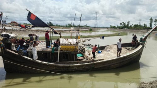 পেকুয়া গভীর রাতে ফিশিং ট্রলার ডাকাতি, ১৫ লক্ষ টাকার মাছ লুট – দৈনিক আজাদী