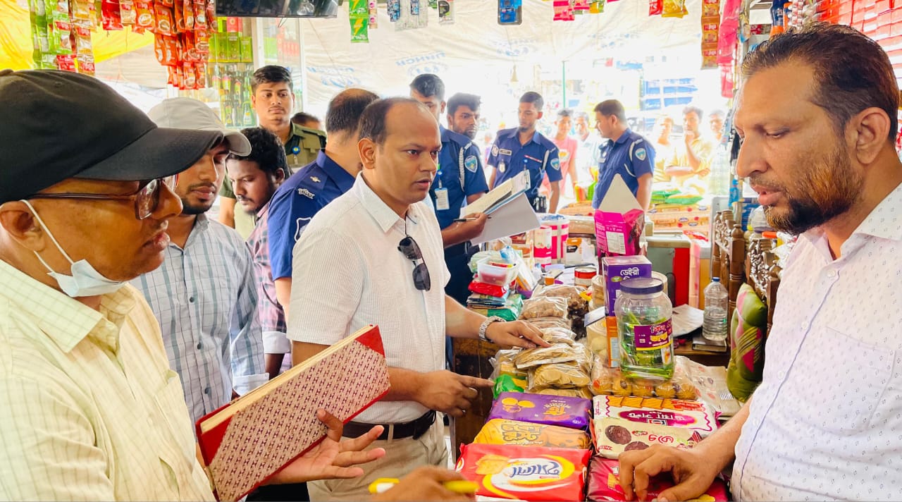 সাতকানিয়ায় মূল্য বেশি রাখায় তিন প্রতিষ্ঠানকে জরিমানা – দৈনিক আজাদী