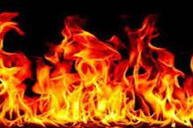 পূর্ব মাদারবাড়িতে জুতার কারখানায় আগুন