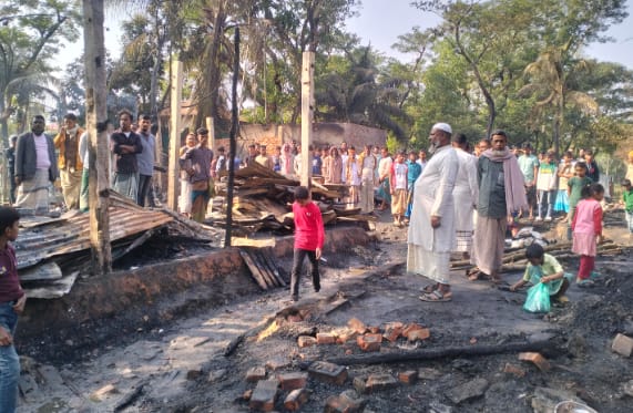 বাঁশখালীতে অগ্নিকাণ্ডে ১৩ বসতঘর পুড়ে চাই, যুবক আটক