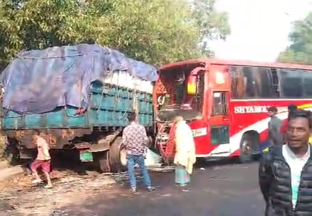 পটিয়ায় লবণবাহী ট্রাকের সাথে বাসের সংঘর্ষ, ৫ জন আহত