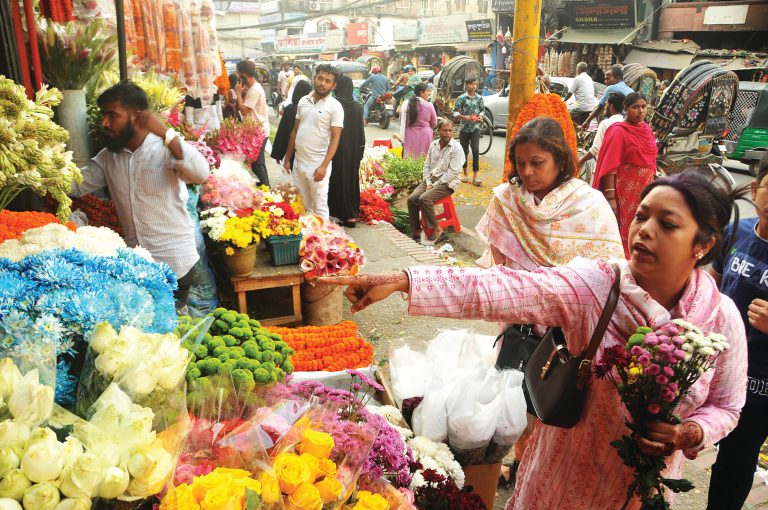 নগরে ২ কোটি টাকার ফুল বিক্রির আশা ব্যবসায়ীদের