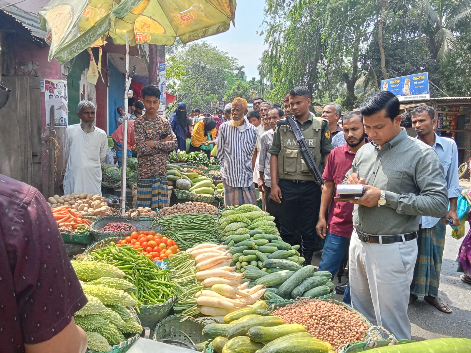 বাঁশখালীতে স'মিলসহ ৬ ব্যবসা প্রতিষ্ঠানকে জরিমানা – দৈনিক আজাদী