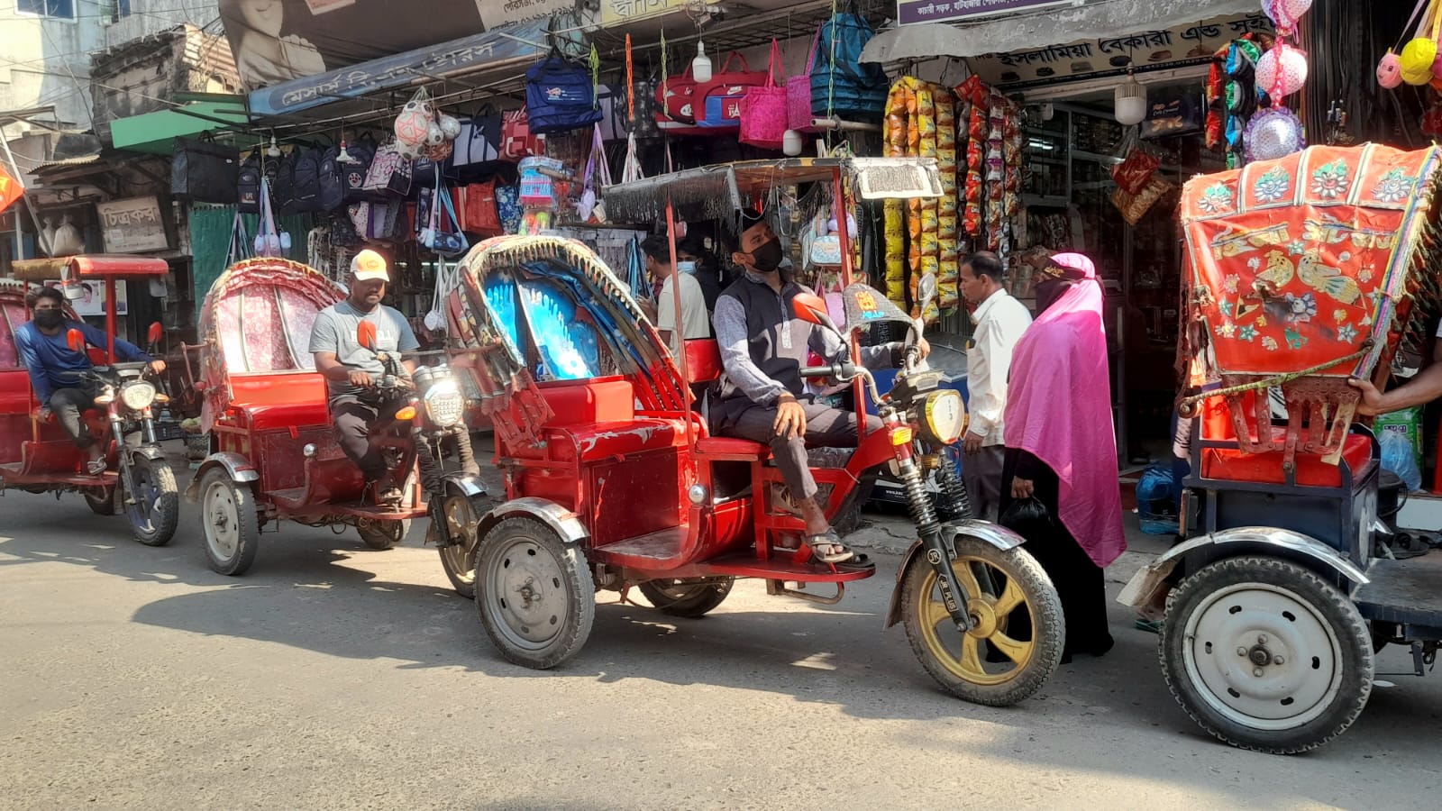 হাটহাজারীতে ব্যাটারিচালিত অটোরিকশার ভাড়ায় নৈরাজ্য – দৈনিক আজাদী