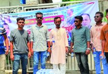 সন্দ্বীপে পরীক্ষার্থী ও  অভিভাবকদের মাঝে পানি  ও খাদ্য সামগ্রী বিতরণ