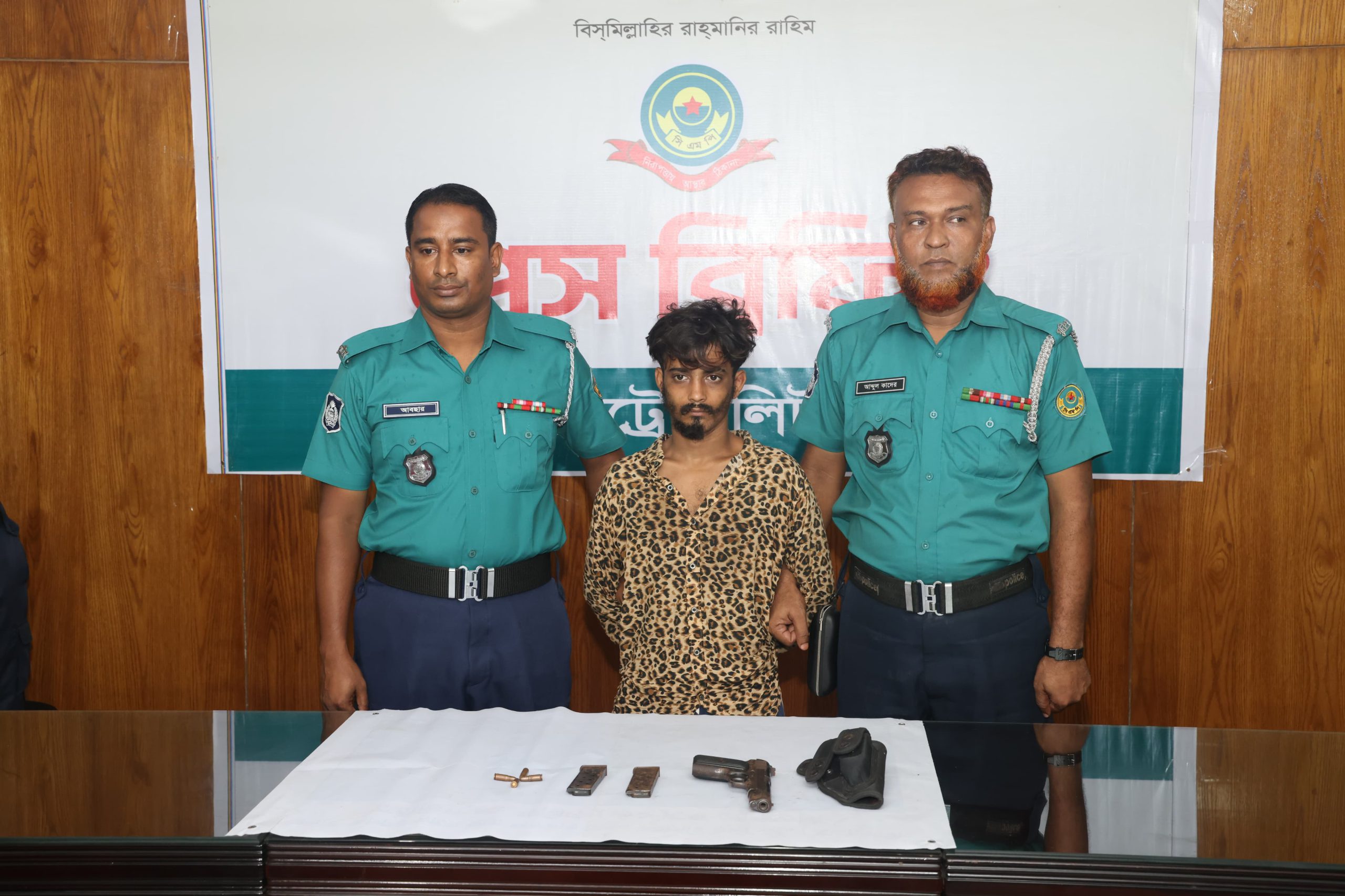 চট্টগ্রামে থানার লুণ্ঠিত পিস্তল ও গুলি উদ্ধার, কুখ্যাত ‘ব্লেড মাসুম’ গ্রেফতার – দৈনিক আজাদী