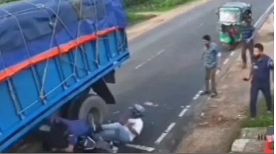 বাইক চালককে আটকাতে গিয়ে ট্রাকের নিচে পুলিশ সদস্য, হারাতে হলো পা – দৈনিক আজাদী