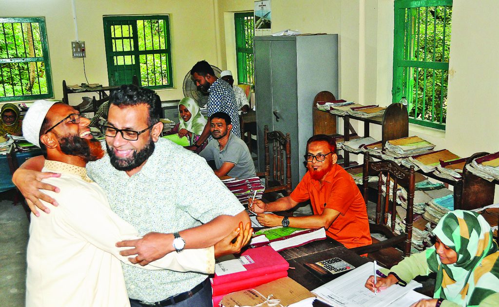 ১০ দিন পর খুলল অফিস আদালত কাজকর্মে ঈদের আমেজ – দৈনিক আজাদী ১০ দিন পর খুলল অফিস আদালত কাজকর্মে ঈদের আমেজ – দৈনিক আজাদী