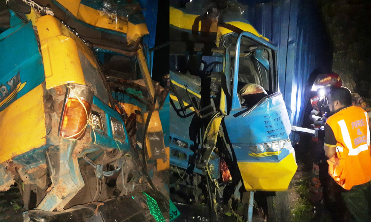 সীতাকুণ্ডে নিয়ন্ত্রণ হারিয়ে গাছের সাথে কাভার্ডভ্যানের ধাক্কা, নিহত ১ – দৈনিক আজাদী