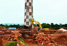 রাঙ্গুনিয়ায় ভেঙে দেয়া হল ইটভাটার চিমনি