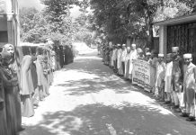 রাঙ্গুনিয়ায় অবৈধ বালু উত্তোলন বন্ধে শিক্ষার্থীদের মানববন্ধন