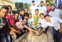 সদরঘাট থানা স্বেচ্ছাসেবক দলের বৃক্ষরোপণ ও বিন বিতরণ