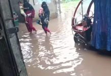 ঈদগাঁও’তে রোগীদের মানবেতর দুর্ভোগ, স্বাস্থ্যকেন্দ্রে ঢুকতেই হাঁটু সমান নোংরা পানি