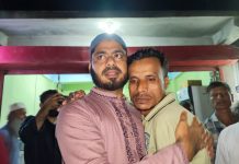 সন্দ্বীপে শিশু আলী হোসেনের পরিবারের পাশে অধ্যাপক আমজাদ