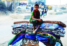 গাজায় মুহুর্মুহু বোমা-গুলি, আতঙ্কে পালাচ্ছে মানুষ