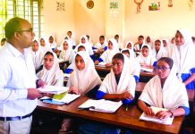 রাঙ্গুনিয়ায় বিদ্যালয় পরিদর্শনে এসে ক্লাস করালেন ইউএনও