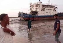 নাব্যতা সংকটে সন্দ্বীপ চরে আটকে গেছে ফেরি, চট্টগ্রামগামী যাত্রীদের ভোগান্তি