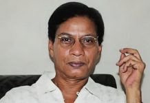 ময়ুখ চৌধুরী এবং ৩২ দক্ষিণ নালাপাড়ার ড্রইংরুমের ছাত্র