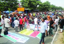 ইসলামী ব্যাংকের চাকরিচ্যুত কর্মকর্তাদের মহাসড়ক অবরোধ