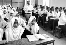 সরফভাটা স্কুল পরিদর্শনে গিয়ে ক্লাস করালেন ইউএনও