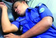 সড়ক থেকে কাভার্ডভ্যান সরাতে বলায় ট্রাফিক পুলিশের মাথা ফাটাল বিক্রয় প্রতিনিধি