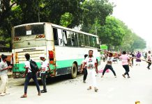সংসদ ভবনের সামনে জুলাই যোদ্ধা-পুলিশ সংঘর্ষ, আটক ২