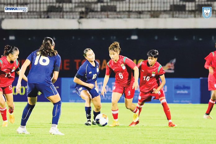 WOMAN FOOTBALL