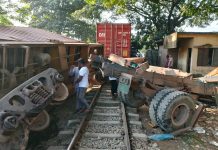চট্টগ্রামে চালবোঝাই ট্রাকে ট্রেনের ধাক্কা, সিকিউরিটি গার্ড নিহত